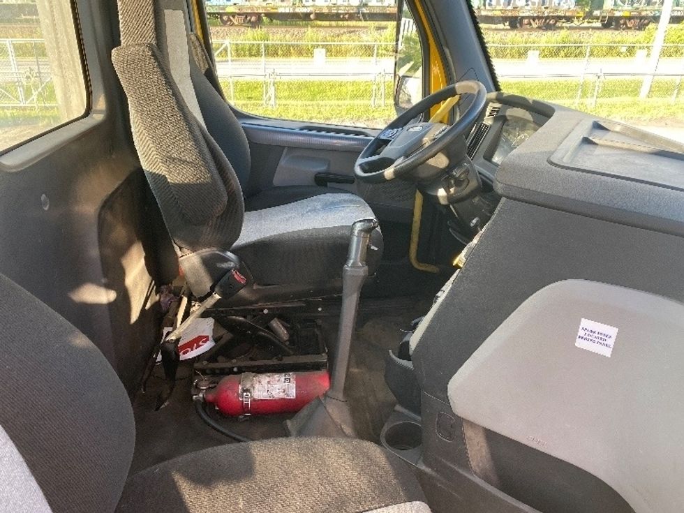 Day Cab Tractor-Heavy Duty Tractors-Freightliner-2020-T12664ST-Watertown-NY-374,428\n\t\tmiles-$ 41,500 - Image 14