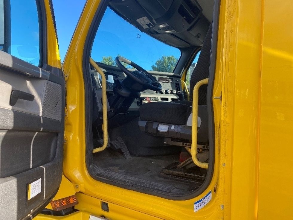 Day Cab Tractor-Heavy Duty Tractors-Freightliner-2020-T12664ST-Watertown-NY-374,428\n\t\tmiles-$ 41,500 - Image 9