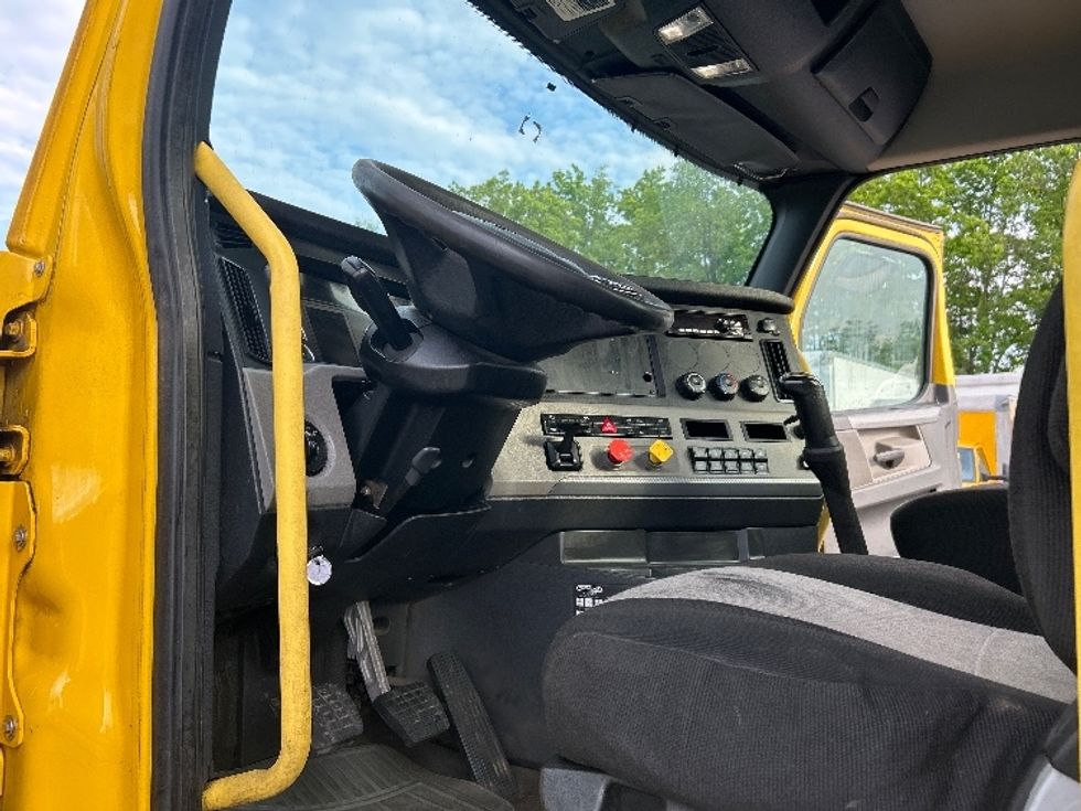 Day Cab Tractor-Heavy Duty Tractors-Freightliner-2020-T12664ST-Watertown-NY-405,136\n\t\tmiles-$ 40,250 - Image 10