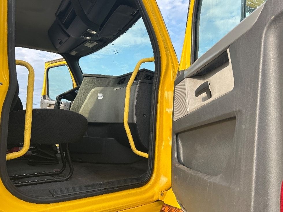 Day Cab Tractor-Heavy Duty Tractors-Freightliner-2020-T12664ST-Watertown-NY-405,136\n\t\tmiles-$ 40,250 - Image 12