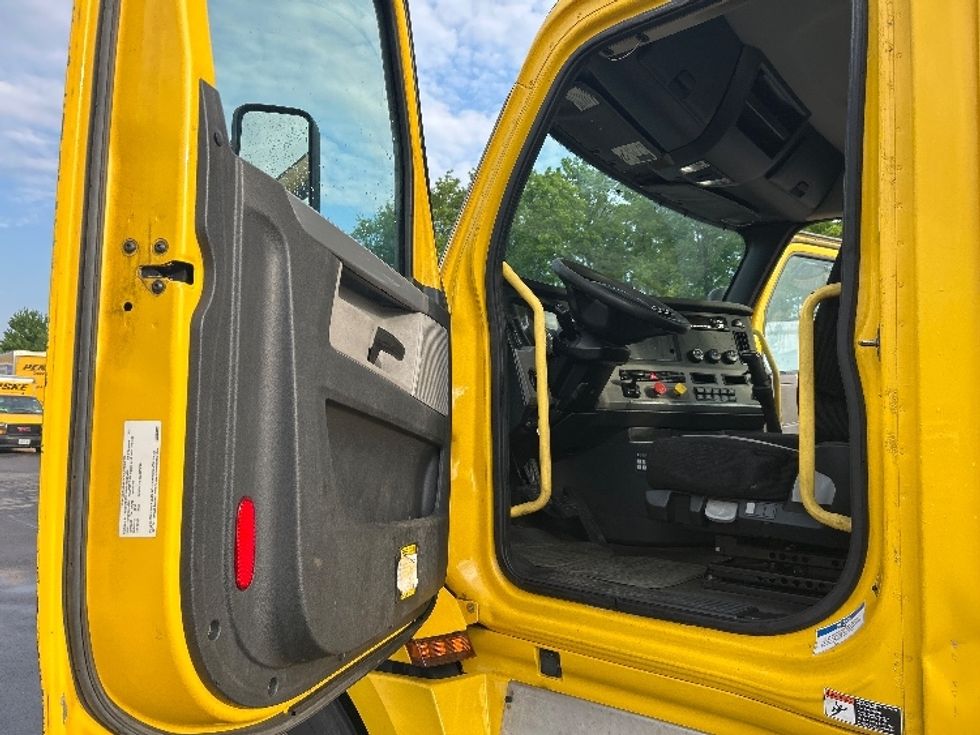 Day Cab Tractor-Heavy Duty Tractors-Freightliner-2020-T12664ST-Watertown-NY-405,136\n\t\tmiles-$ 40,250 - Image 9