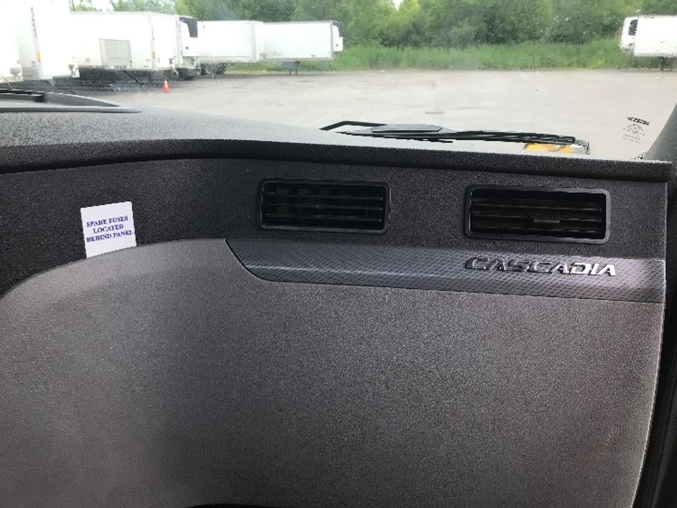 Day Cab Tractor-Heavy Duty Tractors-Freightliner-2020-T12664ST-Watertown-NY-418,655\n\t\tmiles-$ 44,250 - Image 13