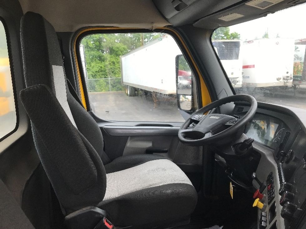 Day Cab Tractor-Heavy Duty Tractors-Freightliner-2020-T12664ST-Watertown-NY-418,655\n\t\tmiles-$ 44,250 - Image 14