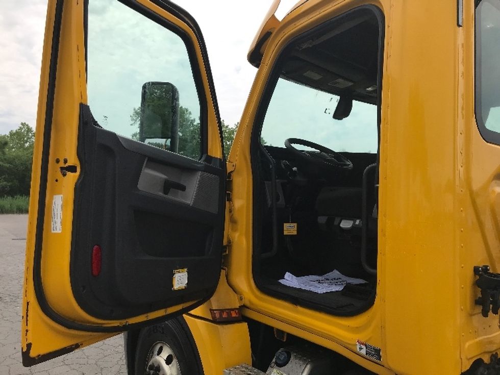 Day Cab Tractor-Heavy Duty Tractors-Freightliner-2020-T12664ST-Watertown-NY-418,655\n\t\tmiles-$ 44,250 - Image 9