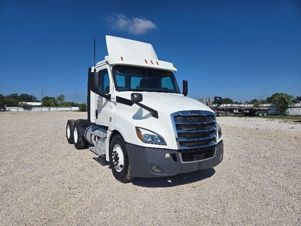 Day Cab Tractor-Heavy Duty Tractors-Freightliner-2020-T12664ST-Weatherford-TX-323,086\n\t\tmiles-$ 62,250 - Image 1