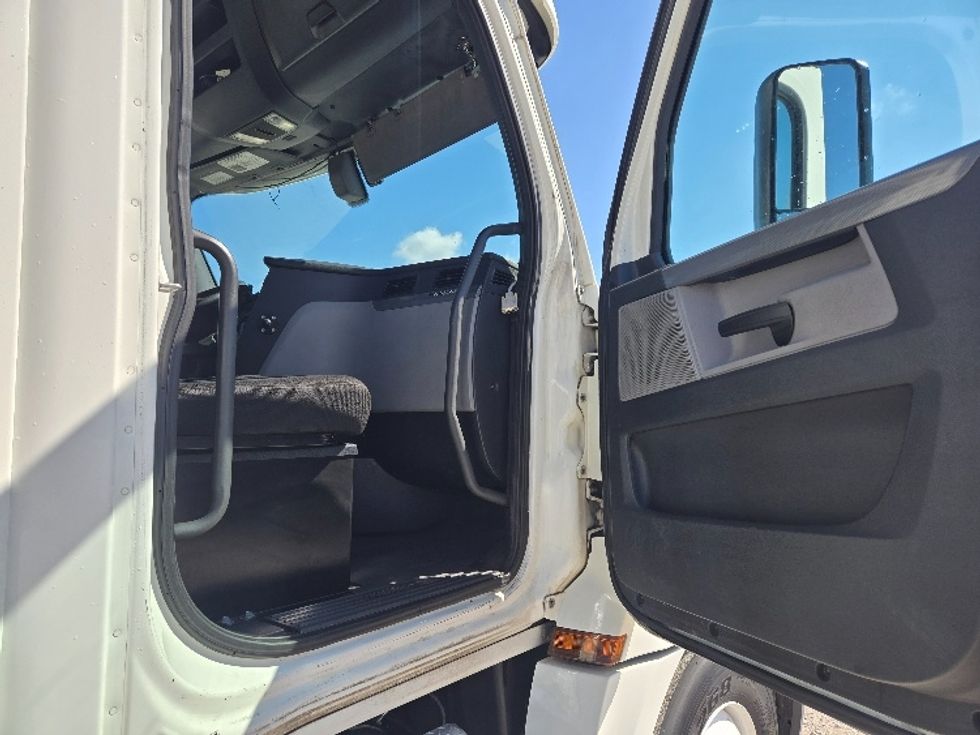 Day Cab Tractor-Heavy Duty Tractors-Freightliner-2020-T12664ST-Weatherford-TX-323,086\n\t\tmiles-$ 62,250 - Image 12