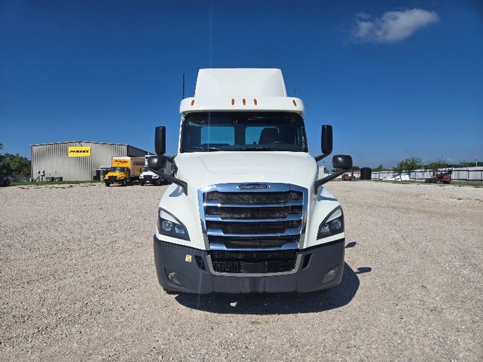 2020 Freightliner Cascadia 126" Day cab photo 2