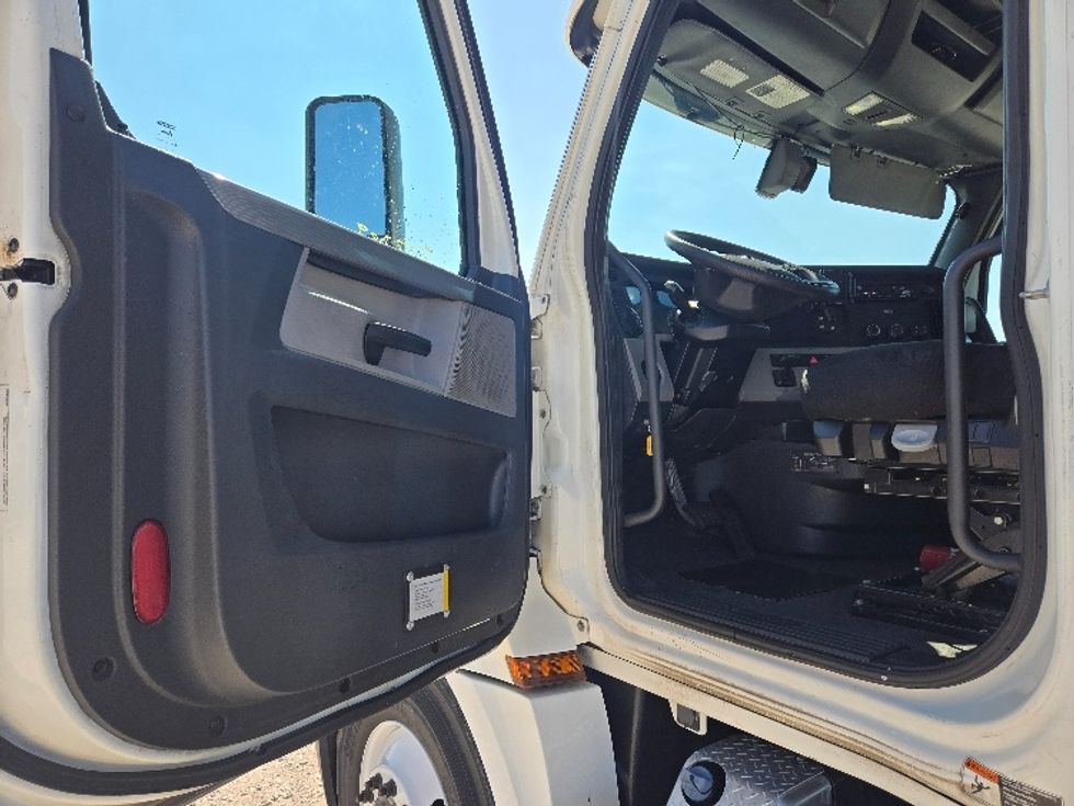 Day Cab Tractor-Heavy Duty Tractors-Freightliner-2020-T12664ST-Weatherford-TX-323,086\n\t\tmiles-$ 62,250 - Image 9