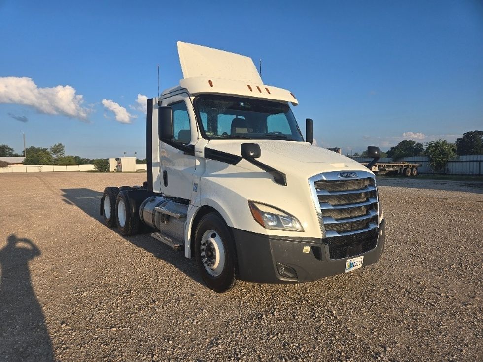 Day Cab Tractor-Heavy Duty Tractors-Freightliner-2020-T12664ST-Weatherford-TX-500,384\n\t\tmiles-$ 49,000 - Image 1