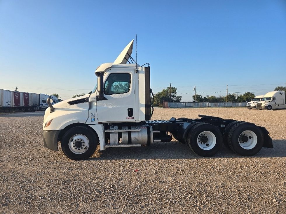 Day Cab Tractor-Heavy Duty Tractors-Freightliner-2020-T12664ST-Weatherford-TX-500,384\n\t\tmiles-$ 49,000 - Image 4