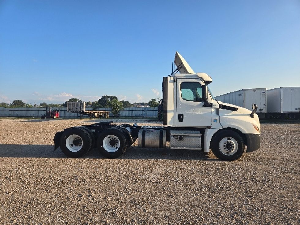 Day Cab Tractor-Heavy Duty Tractors-Freightliner-2020-T12664ST-Weatherford-TX-500,384\n\t\tmiles-$ 49,000 - Image 8