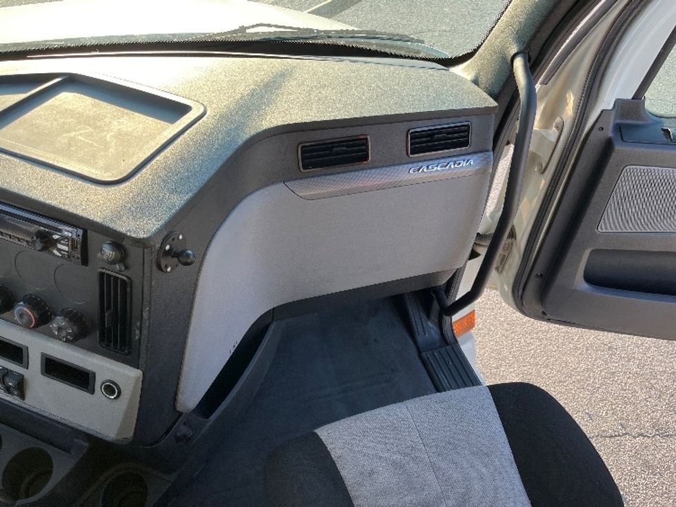 Day Cab Tractor-Heavy Duty Tractors-Freightliner-2020-T12664ST-West Columbia-SC-400,826\n\t\tmiles-$ 52,750 - Image 13