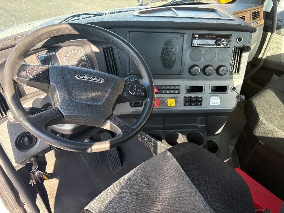 Day Cab Tractor-Heavy Duty Tractors-Freightliner-2020-T12664ST-West Sacramento-CA-106,311\n\t\tmiles-$ 72,250 - Image 11