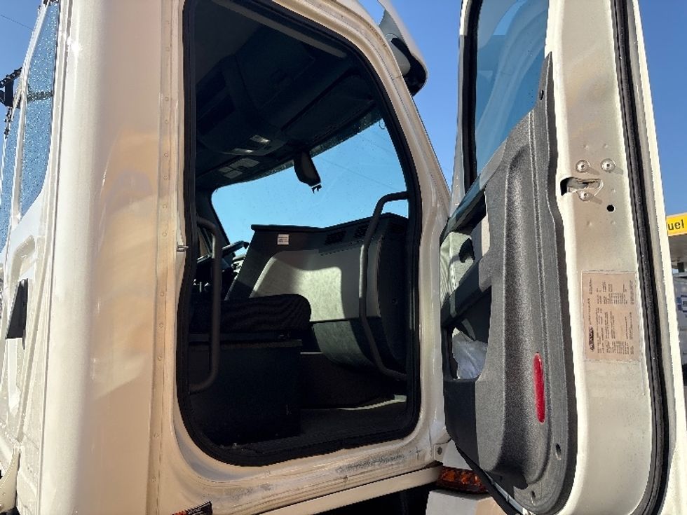 Day Cab Tractor-Heavy Duty Tractors-Freightliner-2020-T12664ST-West Sacramento-CA-106,311\n\t\tmiles-$ 72,250 - Image 12