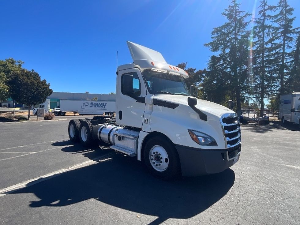 Day Cab Tractor-Heavy Duty Tractors-Freightliner-2020-T12664ST-West Sacramento-CA-156,958\n\t\tmiles-$ 71,250 - Image 1