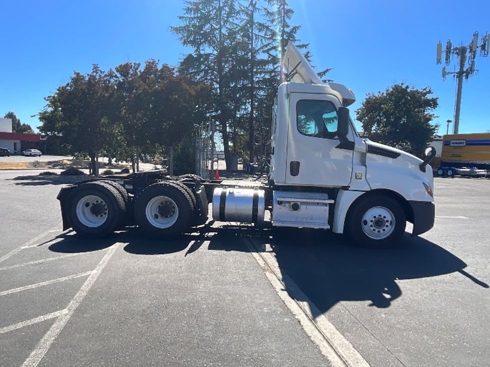 Day Cab Tractor-Heavy Duty Tractors-Freightliner-2020-T12664ST-West Sacramento-CA-156,958\n\t\tmiles-$ 71,250 - Image 8