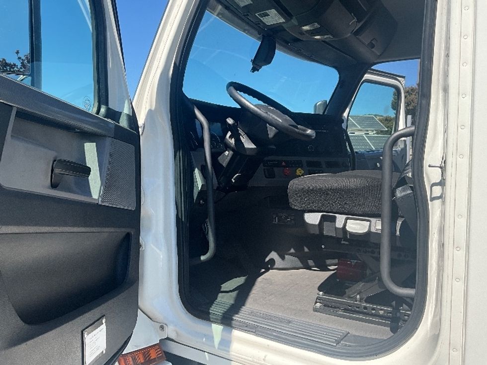 Day Cab Tractor-Heavy Duty Tractors-Freightliner-2020-T12664ST-West Sacramento-CA-156,958\n\t\tmiles-$ 71,250 - Image 9