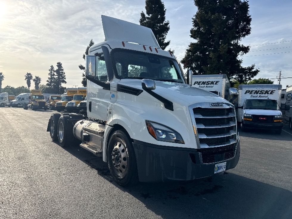 Day Cab Tractor-Heavy Duty Tractors-Freightliner-2020-T12664ST-West Sacramento-CA-158,289\n\t\tmiles-$ 73,500 - Image 1