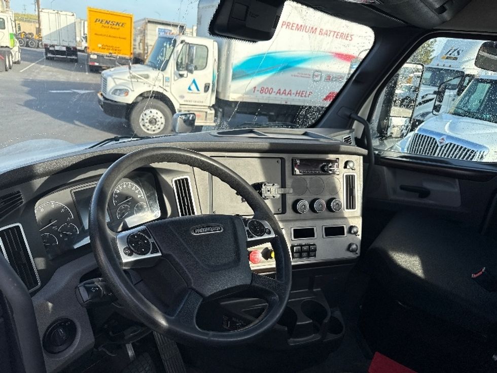 Day Cab Tractor-Heavy Duty Tractors-Freightliner-2020-T12664ST-West Sacramento-CA-158,289\n\t\tmiles-$ 73,500 - Image 10