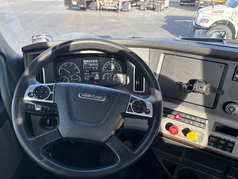 Day Cab Tractor-Heavy Duty Tractors-Freightliner-2020-T12664ST-West Sacramento-CA-158,289\n\t\tmiles-$ 73,500 - Image 11