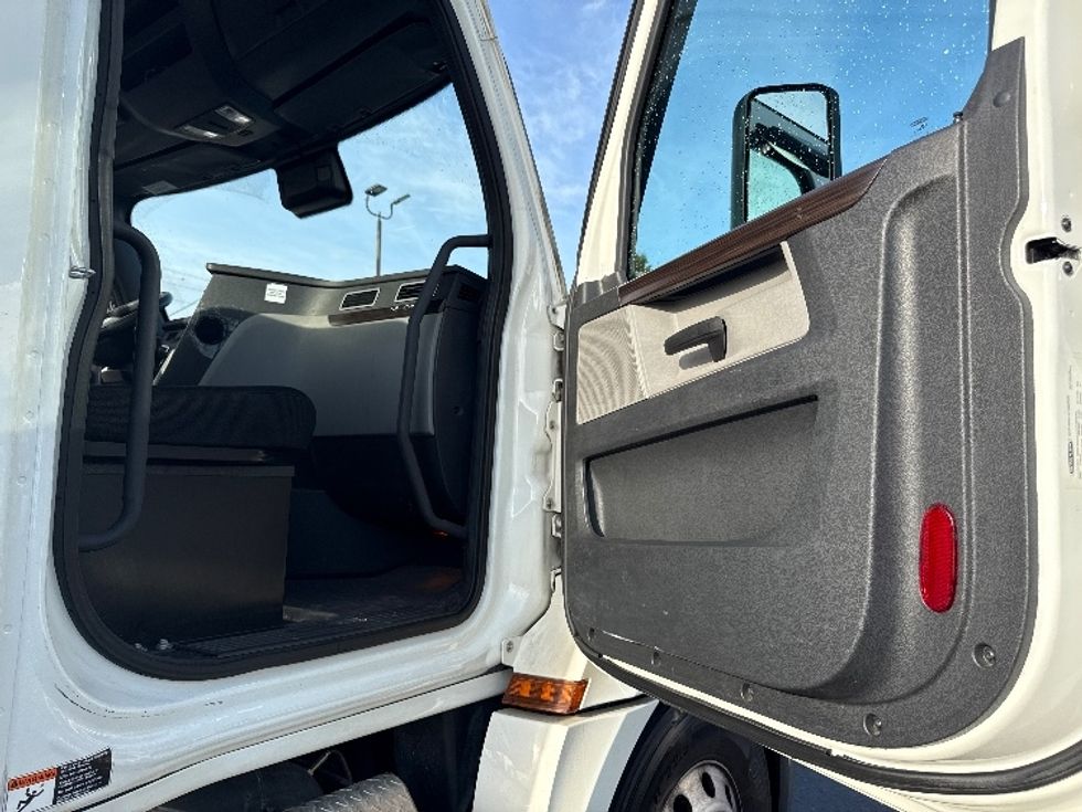 Day Cab Tractor-Heavy Duty Tractors-Freightliner-2020-T12664ST-West Sacramento-CA-158,289\n\t\tmiles-$ 73,500 - Image 12