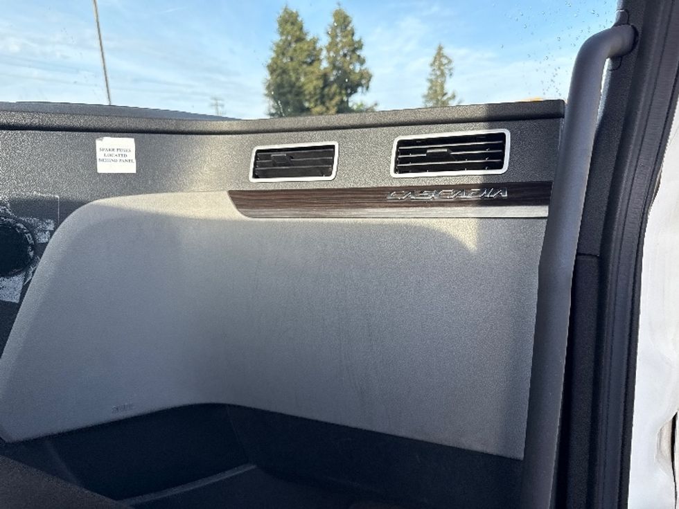 Day Cab Tractor-Heavy Duty Tractors-Freightliner-2020-T12664ST-West Sacramento-CA-158,289\n\t\tmiles-$ 73,500 - Image 13