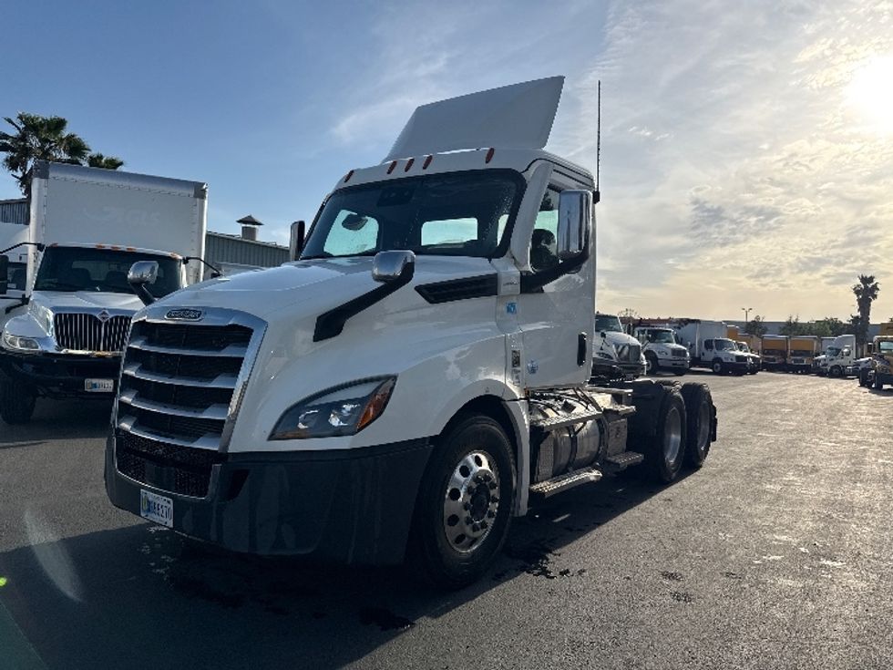 Day Cab Tractor-Heavy Duty Tractors-Freightliner-2020-T12664ST-West Sacramento-CA-158,289\n\t\tmiles-$ 73,500 - Image 3