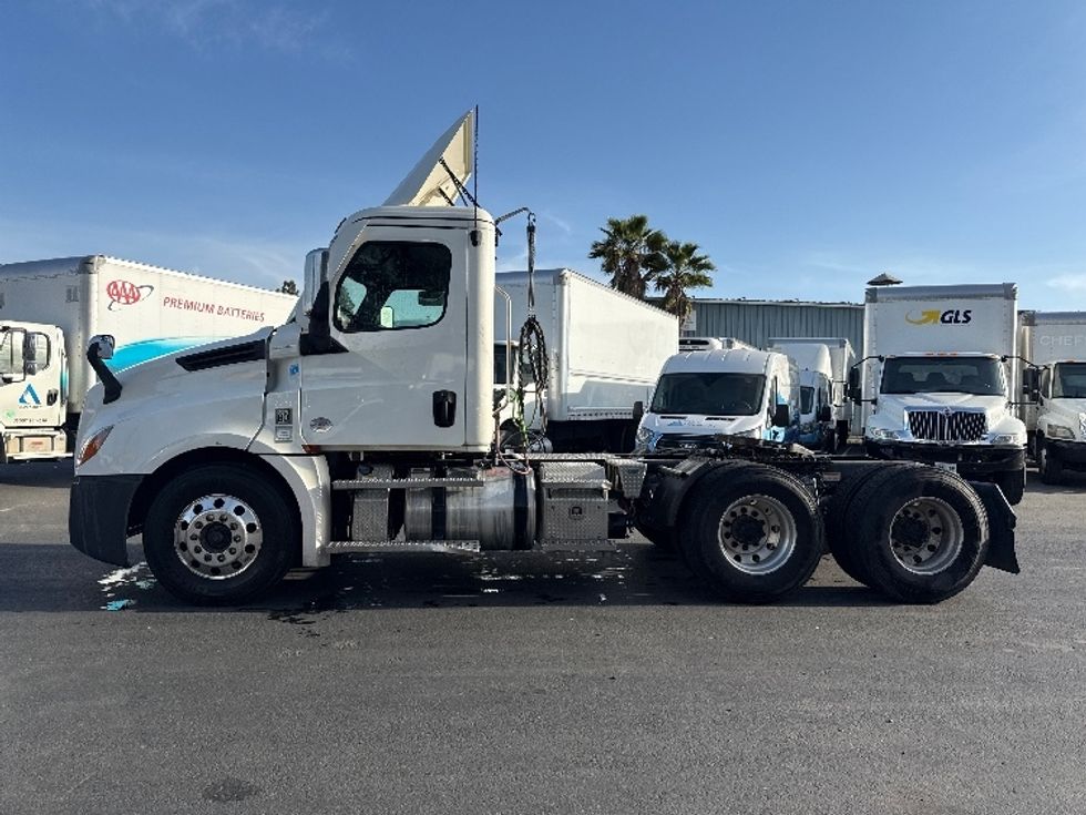 Day Cab Tractor-Heavy Duty Tractors-Freightliner-2020-T12664ST-West Sacramento-CA-158,289\n\t\tmiles-$ 73,500 - Image 4