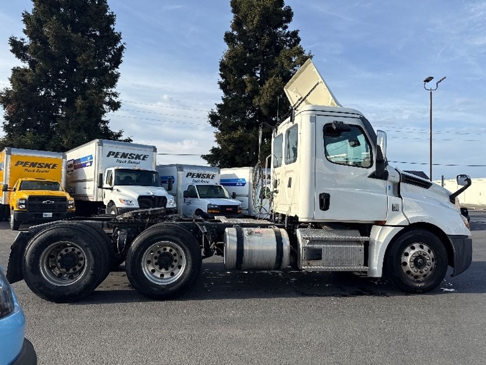 Day Cab Tractor-Heavy Duty Tractors-Freightliner-2020-T12664ST-West Sacramento-CA-158,289\n\t\tmiles-$ 73,500 - Image 8