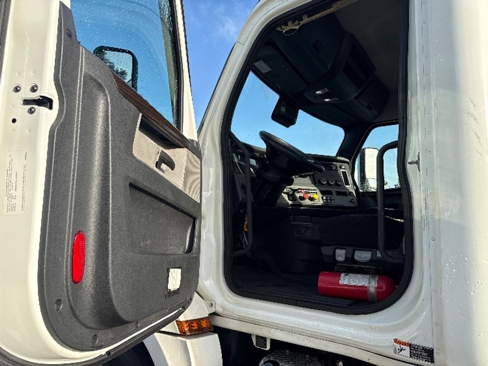 Day Cab Tractor-Heavy Duty Tractors-Freightliner-2020-T12664ST-West Sacramento-CA-158,289\n\t\tmiles-$ 73,500 - Image 9