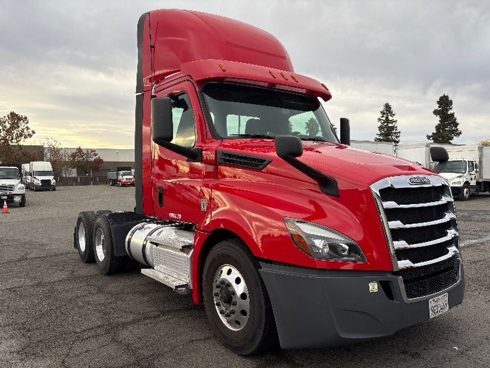 Day Cab Tractor-Heavy Duty Tractors-Freightliner-2020-T12664ST-West Sacramento-CA-210,304\n\t\tmiles-$ 63,250 - Image 1