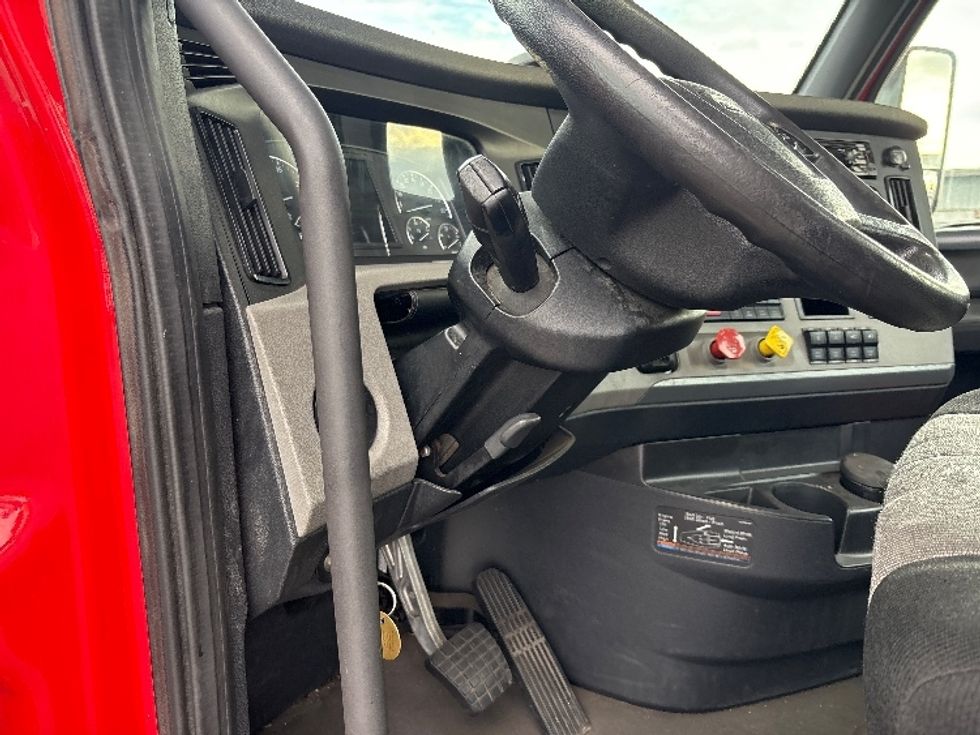 Day Cab Tractor-Heavy Duty Tractors-Freightliner-2020-T12664ST-West Sacramento-CA-210,304\n\t\tmiles-$ 63,250 - Image 10