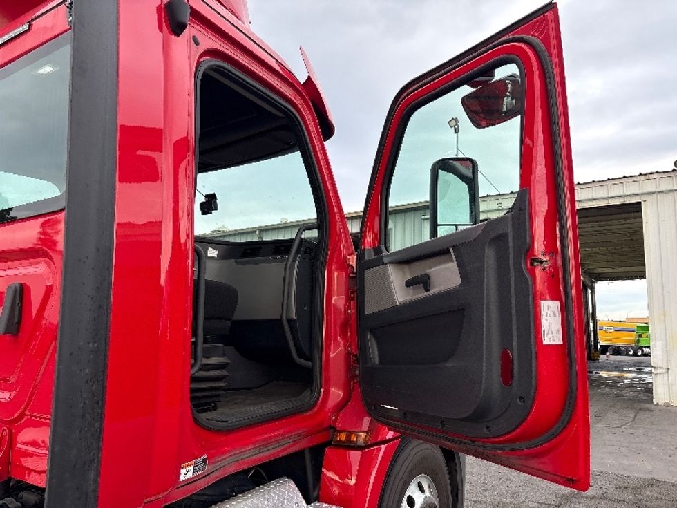 Day Cab Tractor-Heavy Duty Tractors-Freightliner-2020-T12664ST-West Sacramento-CA-210,304\n\t\tmiles-$ 63,250 - Image 12