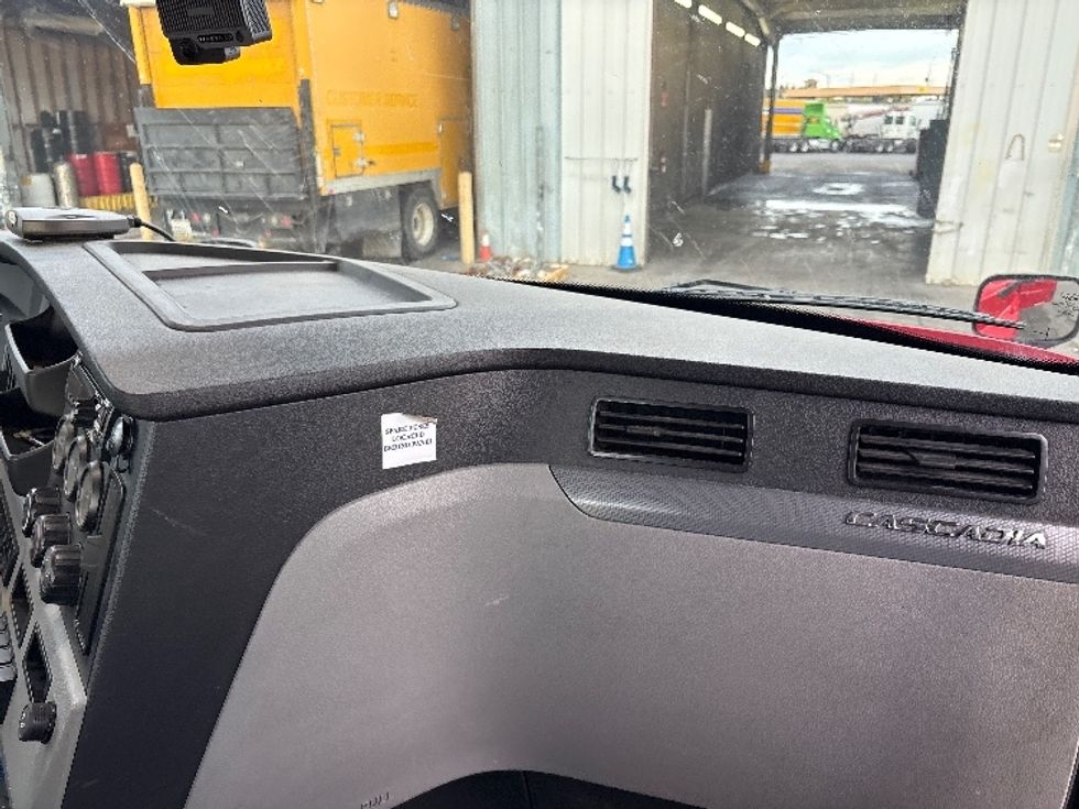 Day Cab Tractor-Heavy Duty Tractors-Freightliner-2020-T12664ST-West Sacramento-CA-210,304\n\t\tmiles-$ 63,250 - Image 13