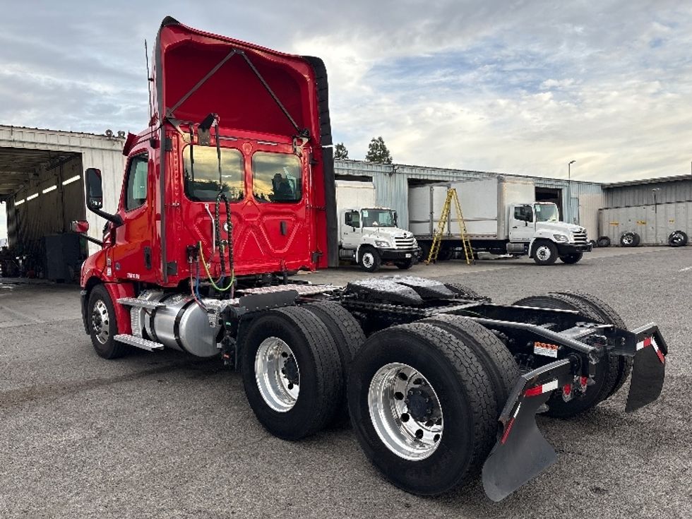 Day Cab Tractor-Heavy Duty Tractors-Freightliner-2020-T12664ST-West Sacramento-CA-210,304\n\t\tmiles-$ 63,250 - Image 5