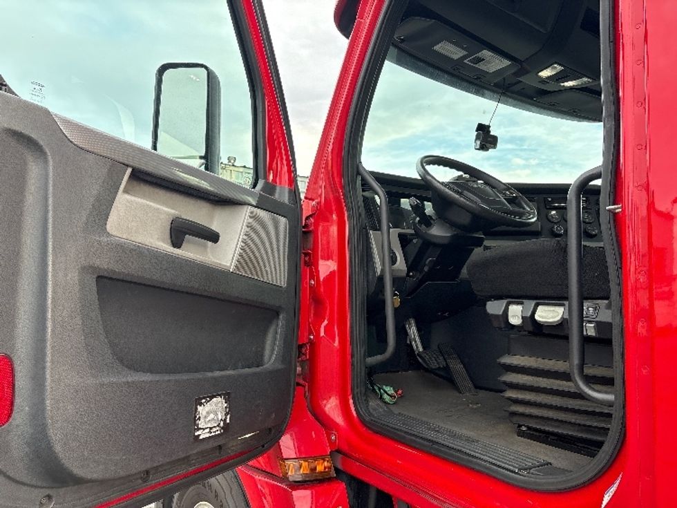 Day Cab Tractor-Heavy Duty Tractors-Freightliner-2020-T12664ST-West Sacramento-CA-210,304\n\t\tmiles-$ 63,250 - Image 9