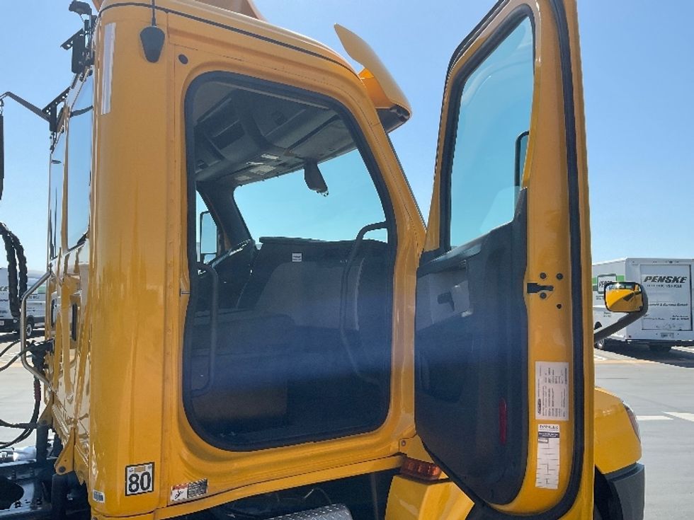 Day Cab Tractor-Heavy Duty Tractors-Freightliner-2020-T12664ST-West Sacramento-CA-237,567\n\t\tmiles-$ 69,750 - Image 12