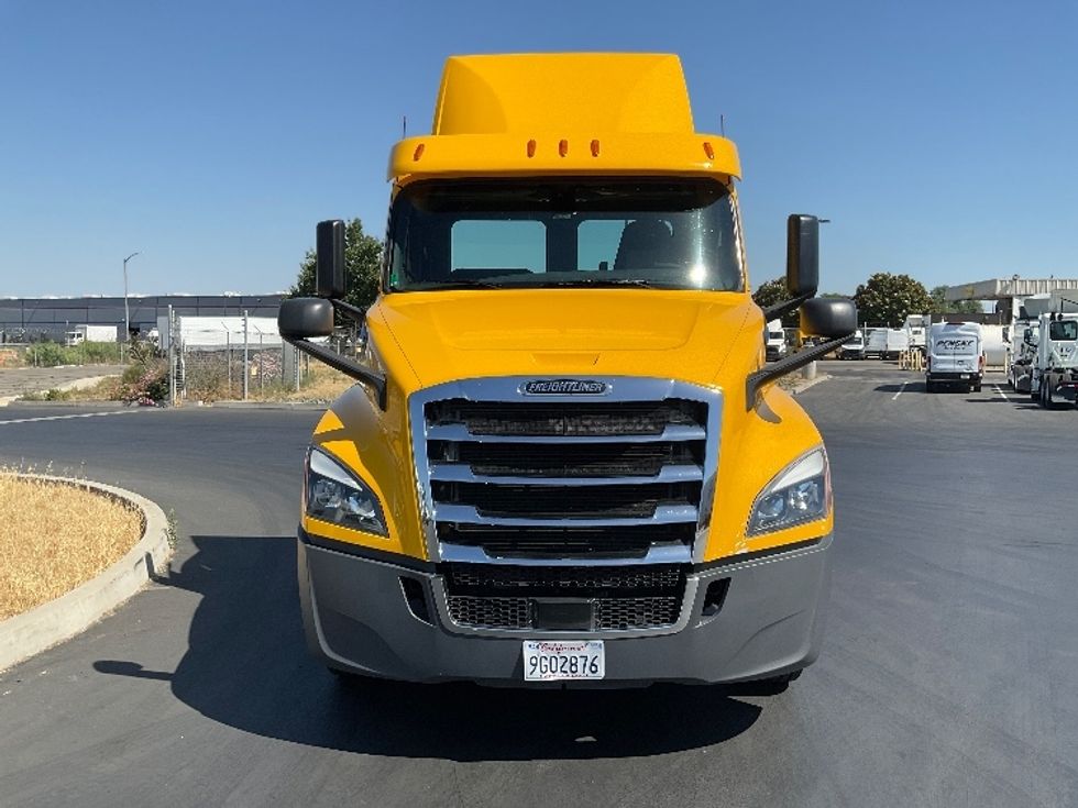 Day Cab Tractor-Heavy Duty Tractors-Freightliner-2020-T12664ST-West Sacramento-CA-237,567\n\t\tmiles-$ 69,750 - Image 2