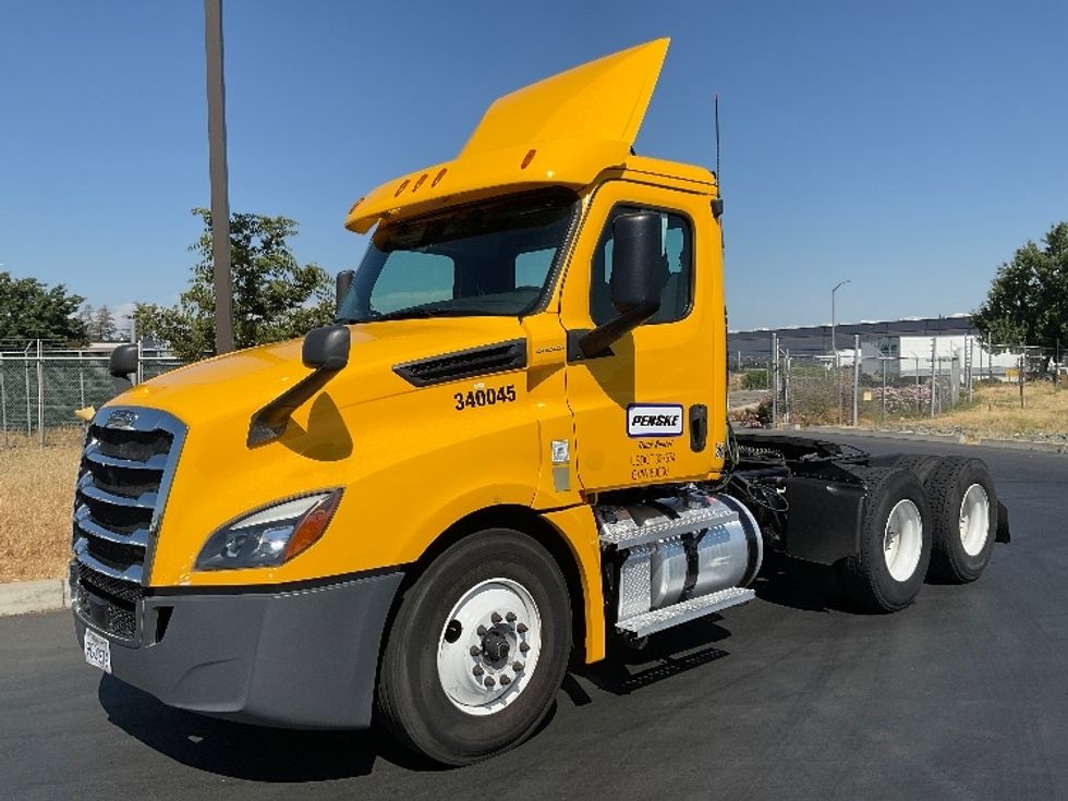Day Cab Tractor-Heavy Duty Tractors-Freightliner-2020-T12664ST-West Sacramento-CA-237,567\n\t\tmiles-$ 69,750 - Image 3