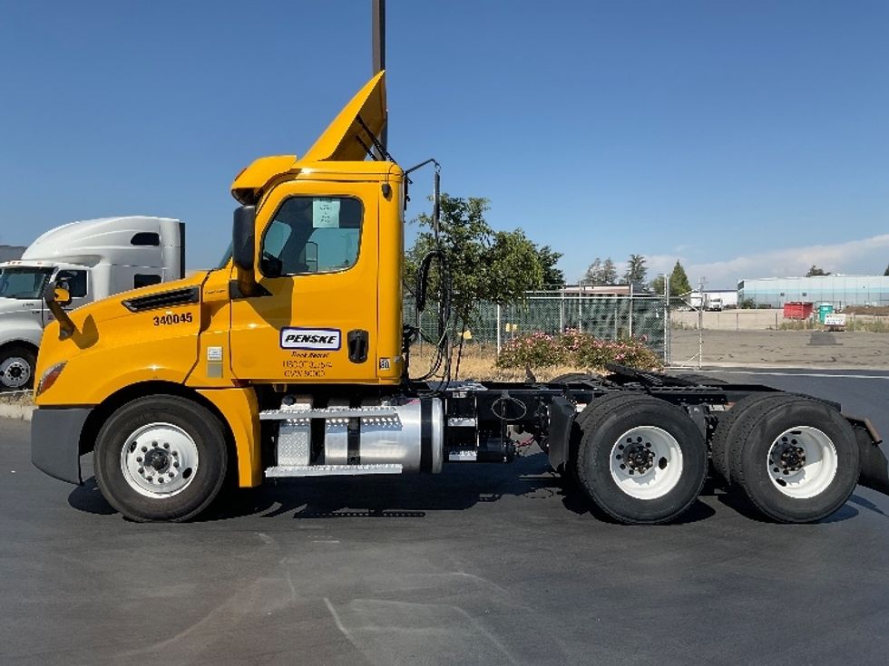 Day Cab Tractor-Heavy Duty Tractors-Freightliner-2020-T12664ST-West Sacramento-CA-237,567\n\t\tmiles-$ 69,750 - Image 4