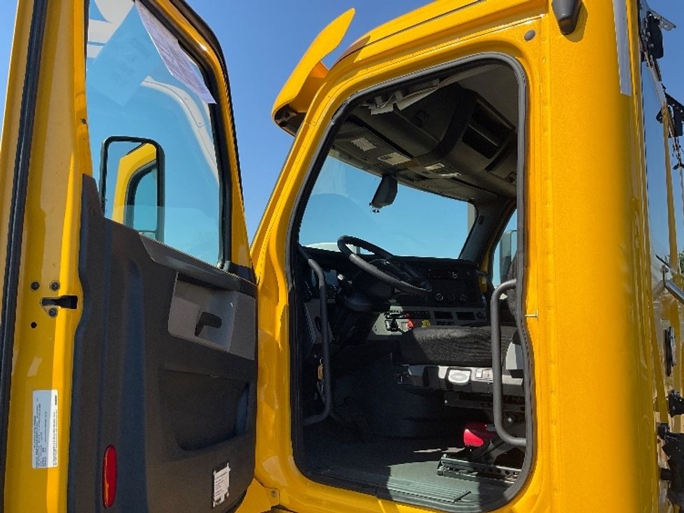 Day Cab Tractor-Heavy Duty Tractors-Freightliner-2020-T12664ST-West Sacramento-CA-237,567\n\t\tmiles-$ 69,750 - Image 9