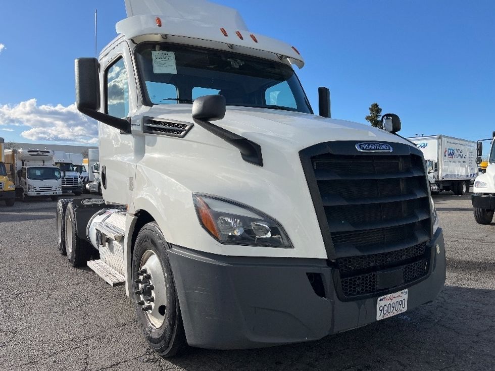 Day Cab Tractor-Heavy Duty Tractors-Freightliner-2020-T12664ST-West Sacramento-CA-316,406\n\t\tmiles-$ 62,750 - Image 1