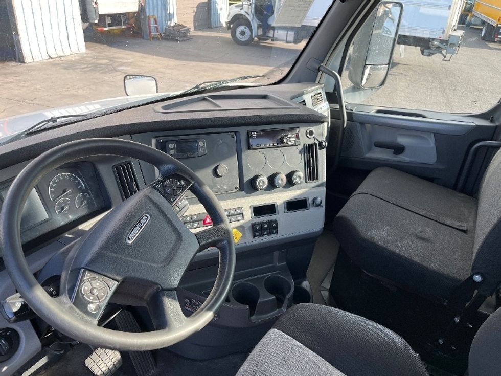 2020 Freightliner Cascadia 126" Day cab photo 10