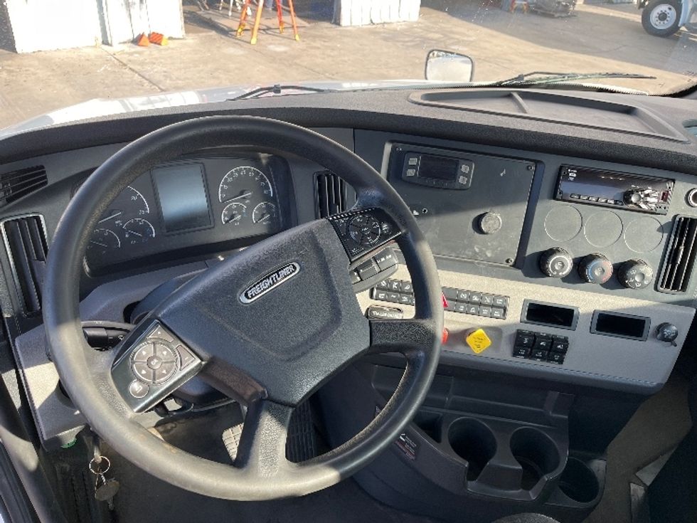 2020 Freightliner Cascadia 126" Day cab photo 11