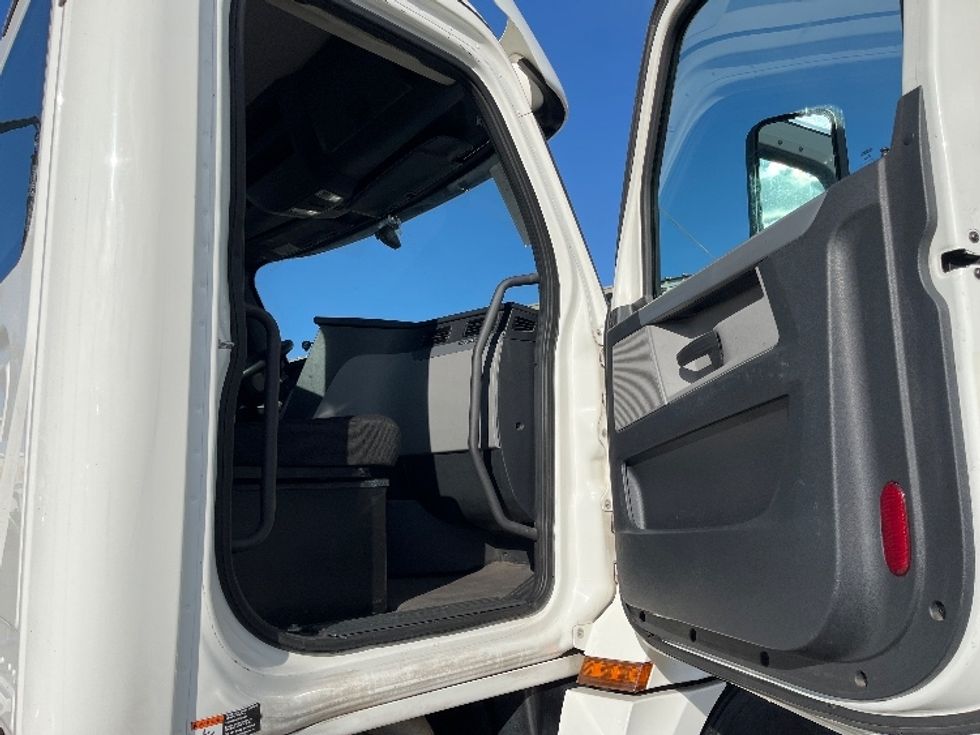 2020 Freightliner Cascadia 126" Day cab photo 12