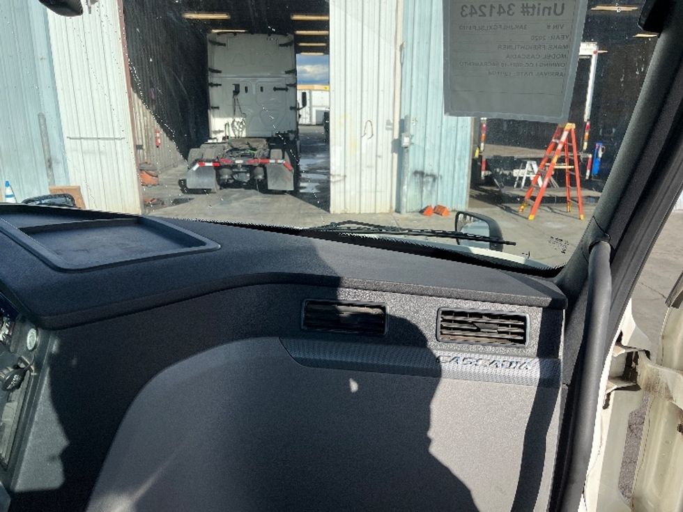2020 Freightliner Cascadia 126" Day cab photo 13
