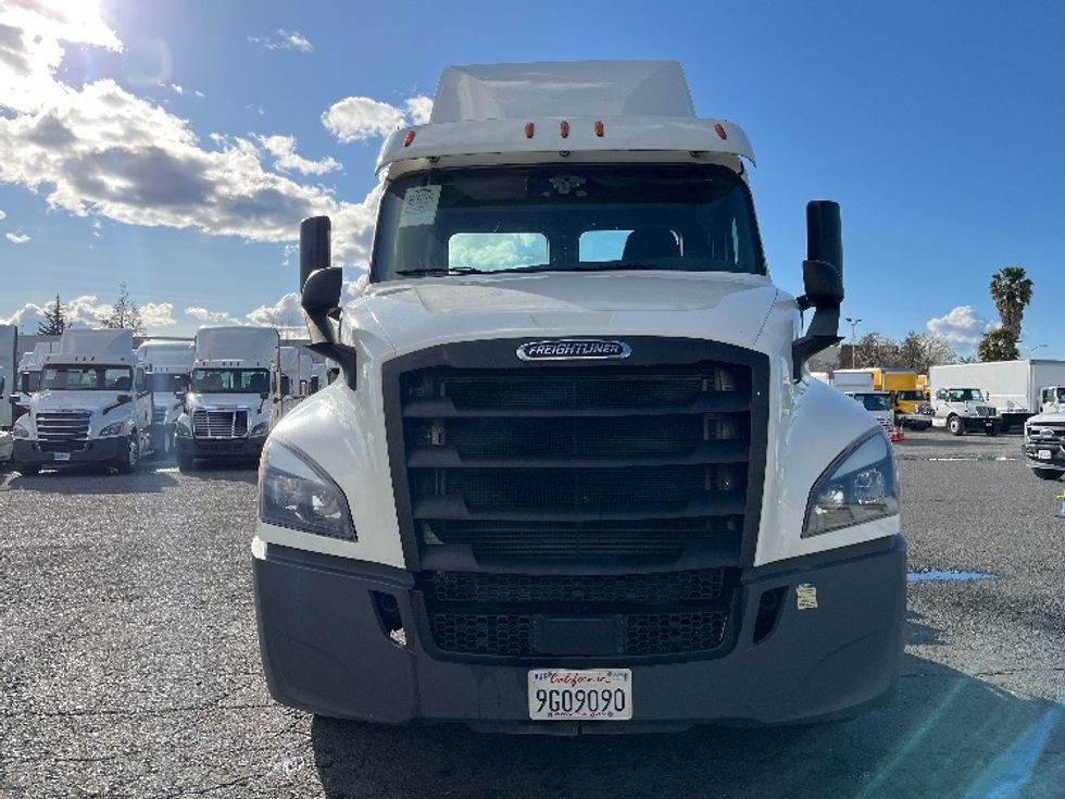 2020 Freightliner Cascadia 126" Day cab photo 2