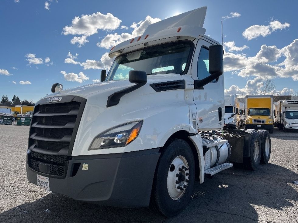 2020 Freightliner Cascadia 126" Day cab photo 3