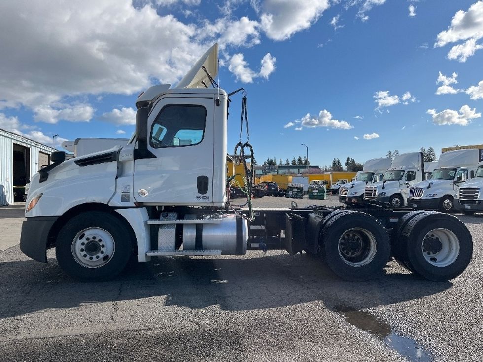 2020 Freightliner Cascadia 126" Day cab photo 4