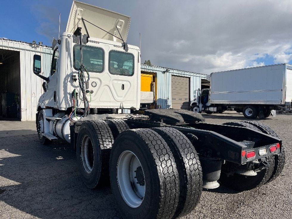 2020 Freightliner Cascadia 126" Day cab photo 5